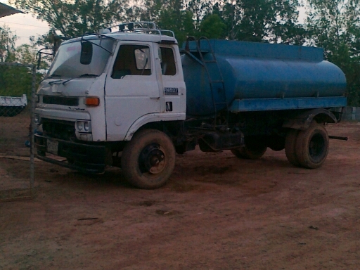 รถน้ำนิสสัน ud