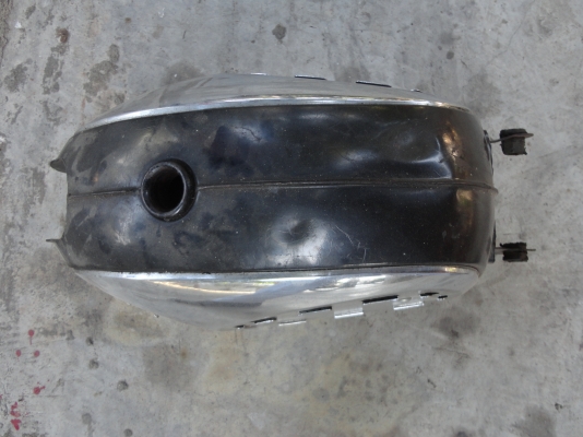 ขายถังน้ำมันเก่าเก็บรถมอไซค์โบราณ สนใจติดต่อโทร.081-005-8785