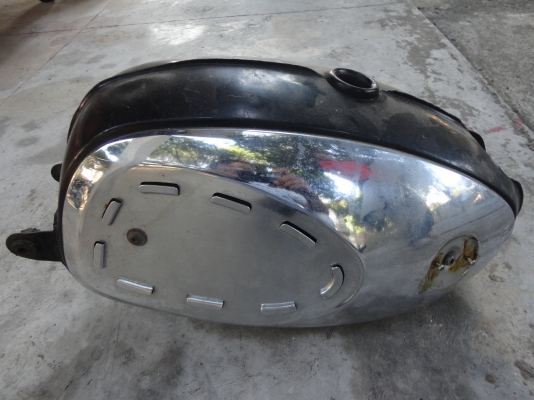 ขายถังน้ำมันเก่าเก็บรถมอไซค์โบราณ สนใจติดต่อโทร.081-005-8785