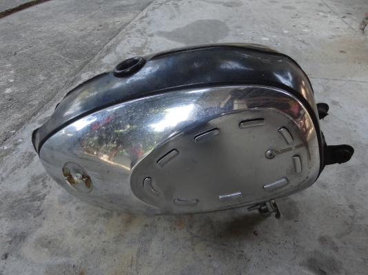 ขายถังน้ำมันเก่าเก็บรถมอไซค์โบราณ สนใจติดต่อโทร.081-005-8785