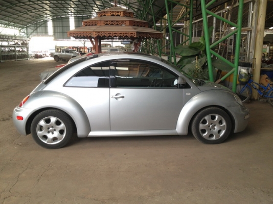 ขาย New VOLKSWAGEN Beetle 2.0 สีบอร์นเงินสภาพสวยสุดๆใช้งานปกติ ขับดีมากช่วงล่างแน่น เกียร์ออโต้เครื่อง 2,000 cc.  ภายในสีดำใหม่เอี่ยม เบาะอุ่น CD พิเศษตรงคอนโซลกลาง 6 แผ่น ช่วงล่างแน่น โดยรวมไม่ต่างป้ายแดง ผู้หญิงใช้ มือเดียว ดูรถได้ที่ อ.เมือง นครราชสีมา