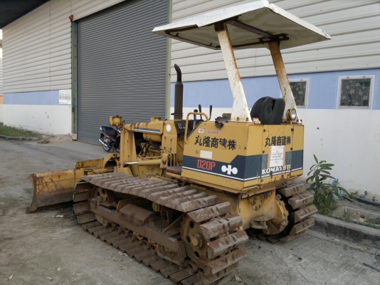 รถแทรกเตอร์ KOMATSU D20P-6 เกียร์ตัด สีเดิมๆรถนอกนำเข้า สภาพดีมาก ใช้งานน้อย ไม่เคยใช้ในไทย ติดต่อ มานะ 085-9049669