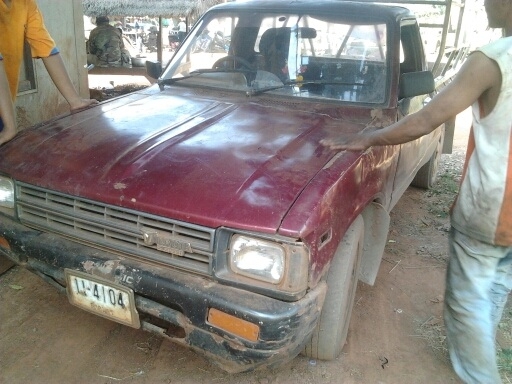 TOYOTA HILUX LN40 ม้ากระโดด เดิมๆสภาพดีทั้งคันพร้อมใช้งานๆได้เลย เครื่องแน่่นแรงดี ภายในคอนโซลยังอยู่ครบ กระบะมีผุบ้างเล็กน้อย ช่วงล่างคัชซีไม่ผุ ทะเบียนภาษีครบไม่ขาด ราคาต่อรองได้ครับ