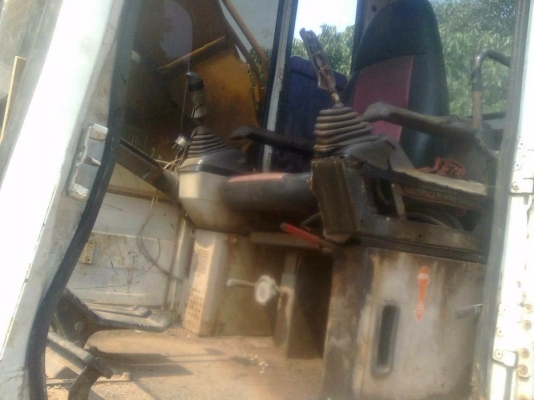 KOMATSU PC 200-5 ตูดแดงคอนโทรลสั้น ไฟฟ้าครบ รถบอดี้สวยมากๆครับคันนี้ เครื่องเดิมปั๊มเดิมทำงานเร็วไม่มีโหลด บูมอาร์มสวยไม่มีปะไม่มีดาม เอวแน่นดี ช่วฃล่างโซ่บูทใบแทรกหนาดีพร้อมใช้งานได้เลยครับ เอกสารสัญญาซื้อขาย ราคาต่อรองได้นะครับ