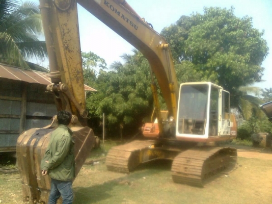 KOMATSU PC 200-5 ตูดแดงคอนโทรลสั้น ไฟฟ้าครบ รถบอดี้สวยมากๆครับคันนี้ เครื่องเดิมปั๊มเดิมทำงานเร็วไม่มีโหลด บูมอาร์มสวยไม่มีปะไม่มีดาม เอวแน่นดี ช่วฃล่างโซ่บูทใบแทรกหนาดีพร้อมใช้งานได้เลยครับ เอกสารสัญญาซื้อขาย ราคาต่อรองได้นะครับ