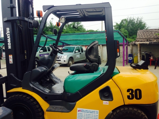 ขายรถโฟล์คลิฟท์ KOMUT'SU เครื่องยนต์เบนซิน,LPG ขนาด3ตัน เกียร์ออโต้ เสาสูง5เมตร ติดต่อ 089-9357399 ดลนภัส