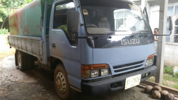 6ล้อกระบะNPR120แรง..รถออกห้างแท้..สวยเดิมๆเครื่องฝาขาว..คัสซีสวยมาก ยางเต็ม เก๋งเดิมสวยไม่ผุ..เล่มติดมือ..