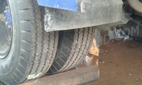 HINO 6 ล้อ FF  พื้นเรียบ  6 สูบ เครื่อง 195 แรงม้า สภาพพร้อมใช้