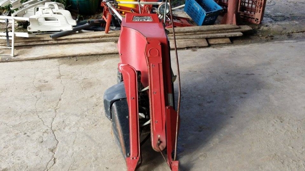 รถเกี่ยวข้าวเดินตามแบบมัดข้าวในตัว  HONDA เก่าญี่ปุ่น สภาพดี เครื่องพร้อมใช้งาน