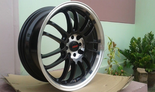 ขายล้อแม็กใหม่ re30 17"x7" et38 4 รู 100/114.3 สีเทาดำ เบ้าเงาขอบเงา สนใจติดต่อเล็กคลองสามครับ 081-3747940