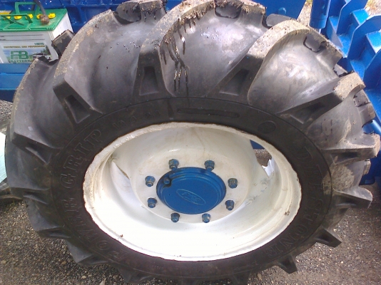 ขายรถฟอร์ด  6610  คานคาโล่  2  เพลา  ดันหน้า  หาง  3  สวยพร้อมไช้  เอกสารซื้อขาย