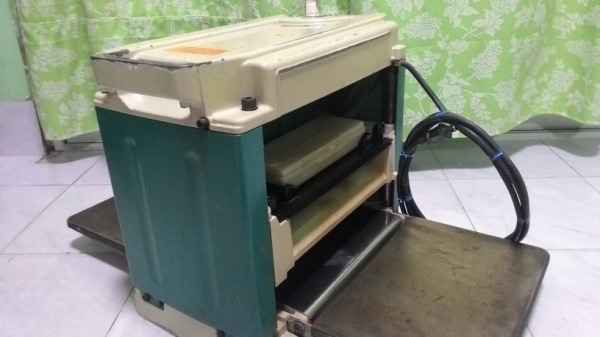 กบแท่น(เครื่องรีดไม้) มากิต้า 2012NB สภาพดีพร้อมใช้งานครับ