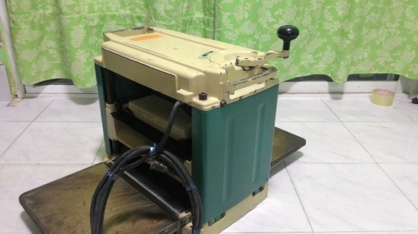 กบแท่น(เครื่องรีดไม้) มากิต้า 2012NB สภาพดีพร้อมใช้งานครับ