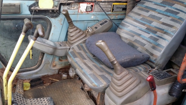 ขายด่วน หัวเก๋ง HITACHI EX 200-3 มีกล่อง= จอ =พร้อมสายไฟ  ขายแล้วครับ (ขอบคุณ พี่นันสตูส)