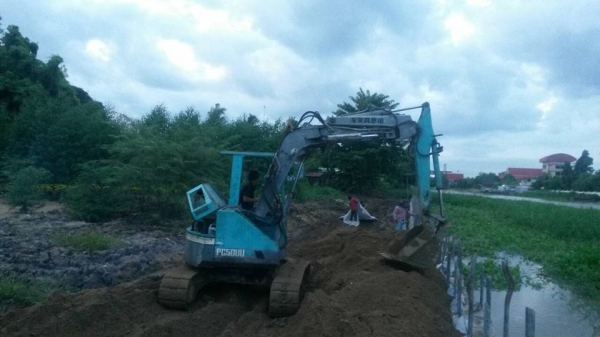 รถขุด KOMATSU PC50 UU มีใบดันหน้า แทรคเหล็ก.