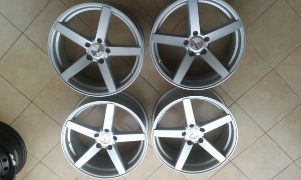 ขายล้อแม็กใหม่มีตำหนิที่สีครับ apw01 18"x8" et40 5 รู 114.3 สีเงินด้าน งาน apex wheel ขายทั้งชุด 13,900 บาทพร้อมทำสีใหม่ครับ สนใจติดต่อเล็กคลองสามครับ 081-3747940
