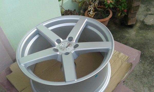 ขายล้อแม็กใหม่มีตำหนิที่สีครับ apw01 18"x8" et40 5 รู 114.3 สีเงินด้าน งาน apex wheel ขายทั้งชุด 13,900 บาทพร้อมทำสีใหม่ครับ สนใจติดต่อเล็กคลองสามครับ 081-3747940