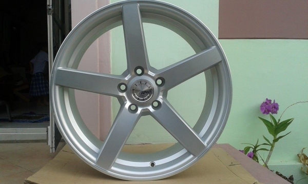 ขายล้อแม็กใหม่มีตำหนิที่สีครับ apw01 18"x8" et40 5 รู 114.3 สีเงินด้าน งาน apex wheel ขายทั้งชุด 13,900 บาทพร้อมทำสีใหม่ครับ สนใจติดต่อเล็กคลองสามครับ 081-3747940