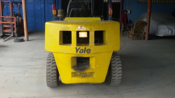 +++ ขายรถโฟล์คลิฟท์  YALE  FD40 ขนาด 4 ตัน  เครื่องยนต์ดีเซล  เสา 3 เมตร  เกียร์ออโตเมติค  งา 1,070  มม.  ยางลม  (รถสภาพสวย  พร้อมใช้)  *** สนใจรายละเอียด ราคา  คุยได้ครับ โทร. 081-659-7598 ครับ ***