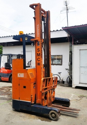 รถยกไฟฟ้าแบบยืนขับขนาด 1.4 ตันเสาสูง 5 เมตร Toyota 5FBR14