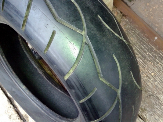 ยาง 200 / 70 /15 สภาพดี