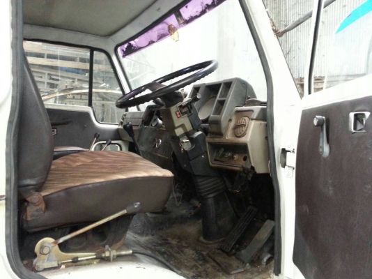 ต้องการขายรถหกล้อISUZUติดเครน3ตัน5ปลอก