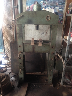 ขายแท่นอัดไฮดรอลิค 30 ตัน TOYO