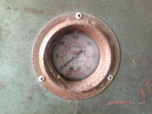 ขายแท่นอัดไฮดรอลิค 30 ตัน TOYO ขายแท่นอัดไฮดรอลิค 30 ตัน TOYO