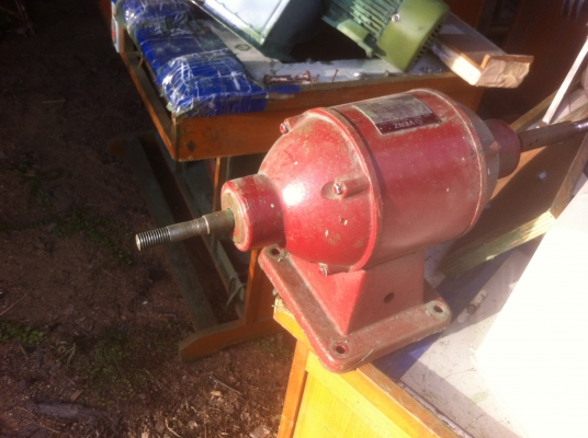 มอเตอร์เจียร์-ขัดแกนคู่ VENZ ขนาด 1 แรงม้า 3 เฟส 220/380 V. หมุน 3000 รอบต่อนาทีแกนสามารถถอดเปลี่ยนได้ มอเตอร์เจียร์-ขัดแกนคู่ VENZ ขนาด 1 แรงม้า 3 เฟส 220/380 V. หมุน 3000 รอบต่อนาทีแกนสามารถถอดเปลี่ยนได้