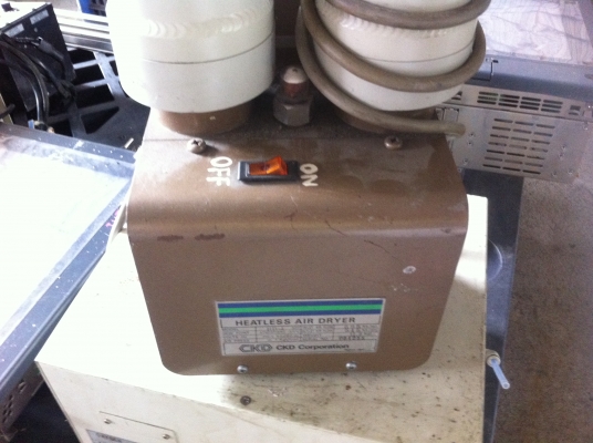 เครื่องทำลมให้เย็นลงเพื่อลดความชื่นแบบสองท่อใหญ่ สูงประมาณ 50 ซม. ใช้ไฟ 200V.