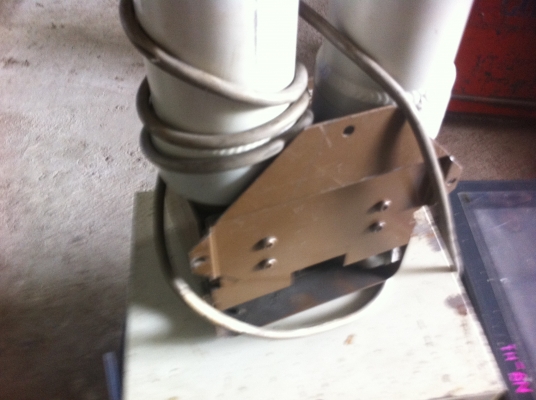 เครื่องทำลมให้เย็นลงเพื่อลดความชื่นแบบสองท่อใหญ่ สูงประมาณ 50 ซม. ใช้ไฟ 200V.