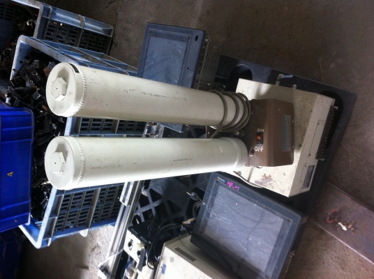 เครื่องทำลมให้เย็นลงเพื่อลดความชื่นแบบสองท่อใหญ่ สูงประมาณ 50 ซม. ใช้ไฟ 200V.