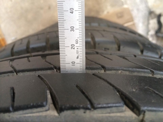 ขายยางขอบ15 สองชุด 215/65/15 205/70/15 และล้อ d4d 5รู 1ชุด