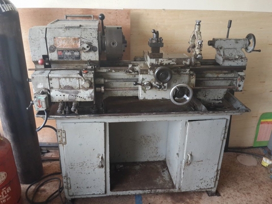 ขายครับขายเครื่องกลึง 4 ฟุต 2 เพลา ไฟ 3 สาย สภาพใช้งาน เปลี่ยนลูกปืนคอให้ใหม่แล้ว พร้อมใช้ 42000 บาท สภาพตามรูปเลยครับ