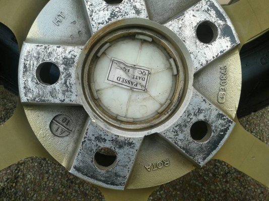 ล้อแม็ก rg2 17"x8" et32 5 รู 114.3 งาน rota สีทองสภาพสวย มีรอยนิดหน่อยครับ ไม่คด ไม่ดุ้ง สีเดิม ยาง wanli s-1000 225/55r17 ยางผลิตปี 11 ดอกเต็ม ขายทั้งชุด 13,900 บาทครับ สนใจติดต่อ 089-6938185