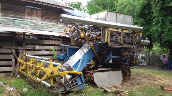 อยากขาย ((200.000))บาท ขายรถเกี่ยว  อุ้มตามสภาพ ทอ่นบนต่อใหม่ เครื่อง6HL1    205แรง