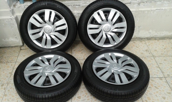 ขายยางสภาพน้องป้ายแดง michelin energy xm1 175/65r15 ยางผลิตสัปดาห์ที่ 7 ปี 13 แถมล้อกะทะและฝาครอบถอดจาก city ครับ ขายท้งชุด 4,900 บาทครับ สนใจติดต่อเล็กคลองสามครับ 081-3747940