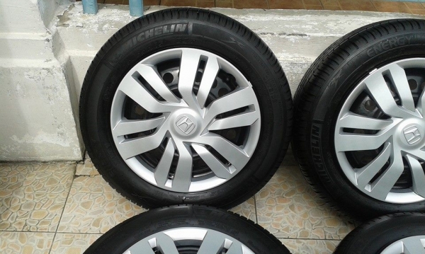 ขายยางสภาพน้องป้ายแดง michelin energy xm1 175/65r15 ยางผลิตสัปดาห์ที่ 7 ปี 13 แถมล้อกะทะและฝาครอบถอดจาก city ครับ ขายท้งชุด 4,900 บาทครับ สนใจติดต่อเล็กคลองสามครับ 081-3747940