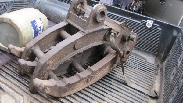 ตัวคีบไม้ยูคา ใส่ แบคโฮ 60 ใช้งานได้ถอดออก รถขายไปแล้ว