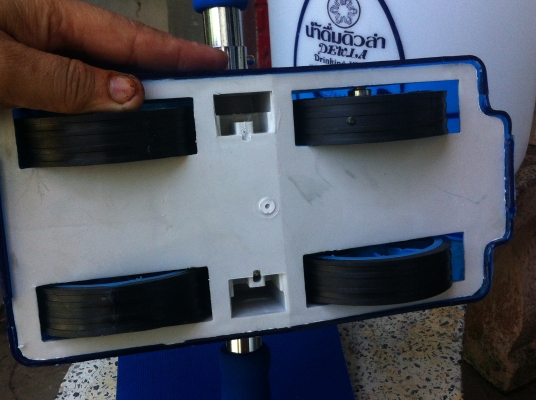 เครื่องออกกำลังกายแบบลูกกลิ่งดันเลื่อนออกไป และจะถูกดันกลับมาด้วยแรงจากสปริงในตัว