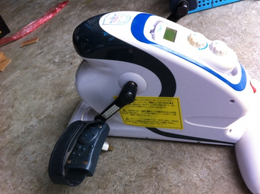 เครื่องช่วยออกกำลังกายสำหรับผู้สูงอายุหรือคนที่ต้องการการบำบัดร่างกายในส่วนล่าง เครื่องจะมีมอเตอร์ช่วยหมุน