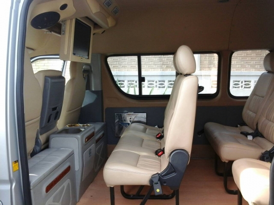 รถตู้คอมมูเตอร์ปี06 สีบรอนเงิน สปอยเลอร์รอบคันCD DVD TV USB เพาเวอร์แอร์ ประตูดูด แอร์ไมโครบัสที่เดิมด้านหน้าหนาวโคตร เบาะหนังสีครีมหลังคาหุ้มหนังใหม่ เครื่อง1UZ VVTI เกียร์ออโต้ แก๊สAGหัวฉีด LPG 75ลิตร ถังมัลติวาวล์ ติดใต้ท้องรถ ถังน้ำมันเหลือ40ลิตร ยางอ