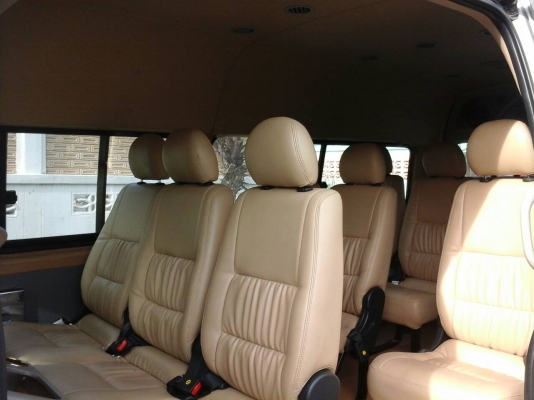 รถตู้คอมมูเตอร์ปี06 สีบรอนเงิน สปอยเลอร์รอบคันCD DVD TV USB เพาเวอร์แอร์ ประตูดูด แอร์ไมโครบัสที่เดิมด้านหน้าหนาวโคตร เบาะหนังสีครีมหลังคาหุ้มหนังใหม่ เครื่อง1UZ VVTI เกียร์ออโต้ แก๊สAGหัวฉีด LPG 75ลิตร ถังมัลติวาวล์ ติดใต้ท้องรถ ถังน้ำมันเหลือ40ลิตร ยางอ