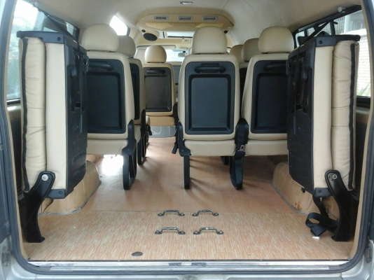 รถตู้คอมมูเตอร์ปี06 สีบรอนเงิน สปอยเลอร์รอบคันCD DVD TV USB เพาเวอร์แอร์ ประตูดูด แอร์ไมโครบัสที่เดิมด้านหน้าหนาวโคตร เบาะหนังสีครีมหลังคาหุ้มหนังใหม่ เครื่อง1UZ VVTI เกียร์ออโต้ แก๊สAGหัวฉีด LPG 75ลิตร ถังมัลติวาวล์ ติดใต้ท้องรถ ถังน้ำมันเหลือ40ลิตร ยางอ