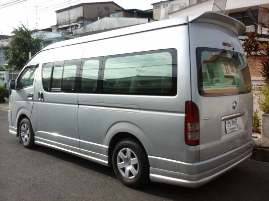 รถตู้คอมมูเตอร์ปี06 สีบรอนเงิน สปอยเลอร์รอบคันCD DVD TV USB เพาเวอร์แอร์ ประตูดูด แอร์ไมโครบัสที่เดิมด้านหน้าหนาวโคตร เบาะหนังสีครีมหลังคาหุ้มหนังใหม่ เครื่อง1UZ VVTI เกียร์ออโต้ แก๊สAGหัวฉีด LPG 75ลิตร ถังมัลติวาวล์ ติดใต้ท้องรถ ถังน้ำมันเหลือ40ลิตร ยางอ