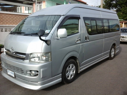 รถตู้คอมมูเตอร์ปี06 สีบรอนเงิน สปอยเลอร์รอบคันCD DVD TV USB เพาเวอร์แอร์ ประตูดูด แอร์ไมโครบัสที่เดิมด้านหน้าหนาวโคตร เบาะหนังสีครีมหลังคาหุ้มหนังใหม่ เครื่อง1UZ VVTI เกียร์ออโต้ แก๊สAGหัวฉีด LPG 75ลิตร ถังมัลติวาวล์ ติดใต้ท้องรถ ถังน้ำมันเหลือ40ลิตร ยางอ