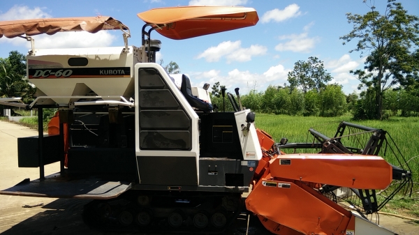 ด่วน!ขายรถเกี่ยวข้าวคูโบต้า Dc60plus ปี54 พร้อมพ่วงลาก ราคา 439000 บาท
