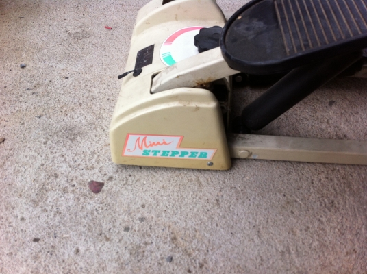 เครื่องออกกำลังกายยิ่นเหยียบขึ้นลงเหมือนการก้าวเดินปรับตั้งแรงต้านหรือความสูงต่ำได้