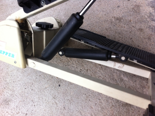 เครื่องออกกำลังกายยิ่นเหยียบขึ้นลงเหมือนการก้าวเดินปรับตั้งแรงต้านหรือความสูงต่ำได้