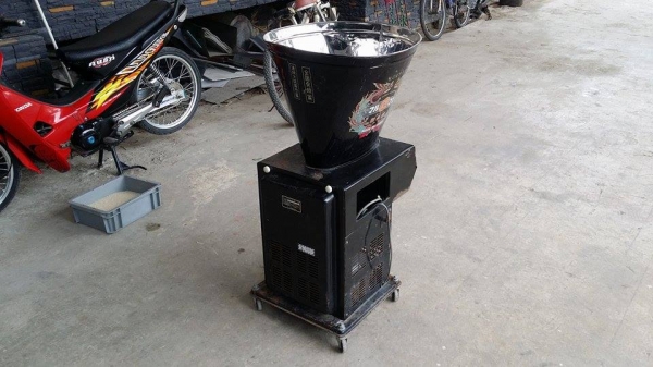 เครื่องสีข้าวขาวเก่าญี่ปุ่น  ISEKI  สภาพดีพร้อมใช้งาน  พร้อมหม้อแปลงไฟ สามารถใช้งานเสียบไฟบ้านได้เลย